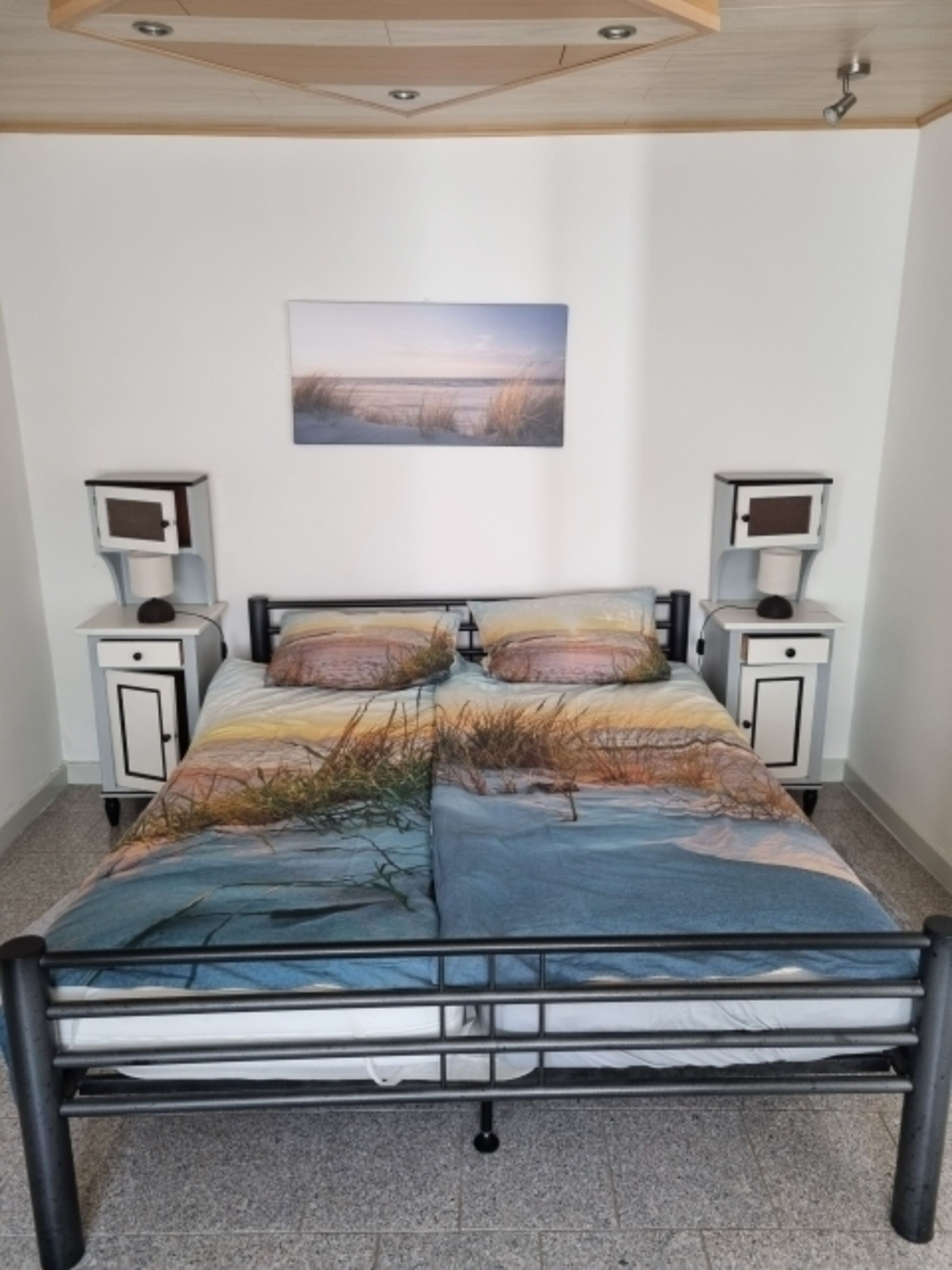 Großes Schlafzimmer mit Doppelbett