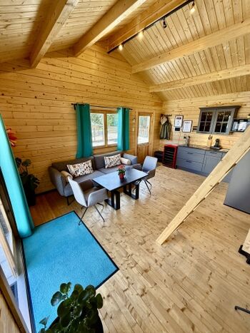 Wohnzimmertisch und Essbereich