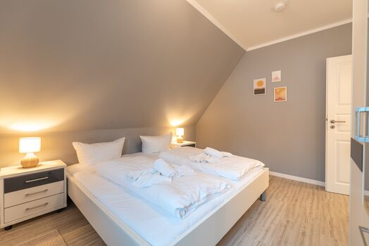 Schlafzimmer mit Doppelbett