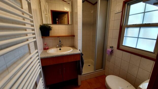 Bad mit Dusche und WC