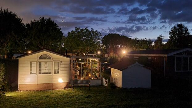 Chalet bei Nacht vom Deich