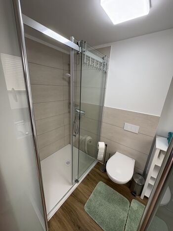 2. Bad en suite Leuchtturm-Zimmer 1. OG