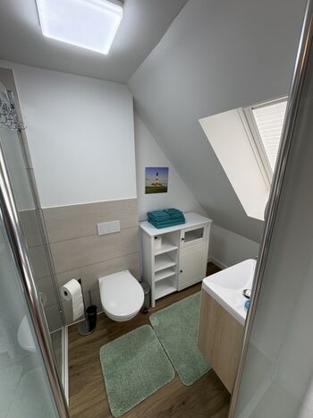 2. Bad en suite Leuchtturm-Zimmer 1. OG