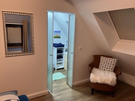 Eingang zum 2. Bad en suite Leuchtturm-Zimmer 1. OG