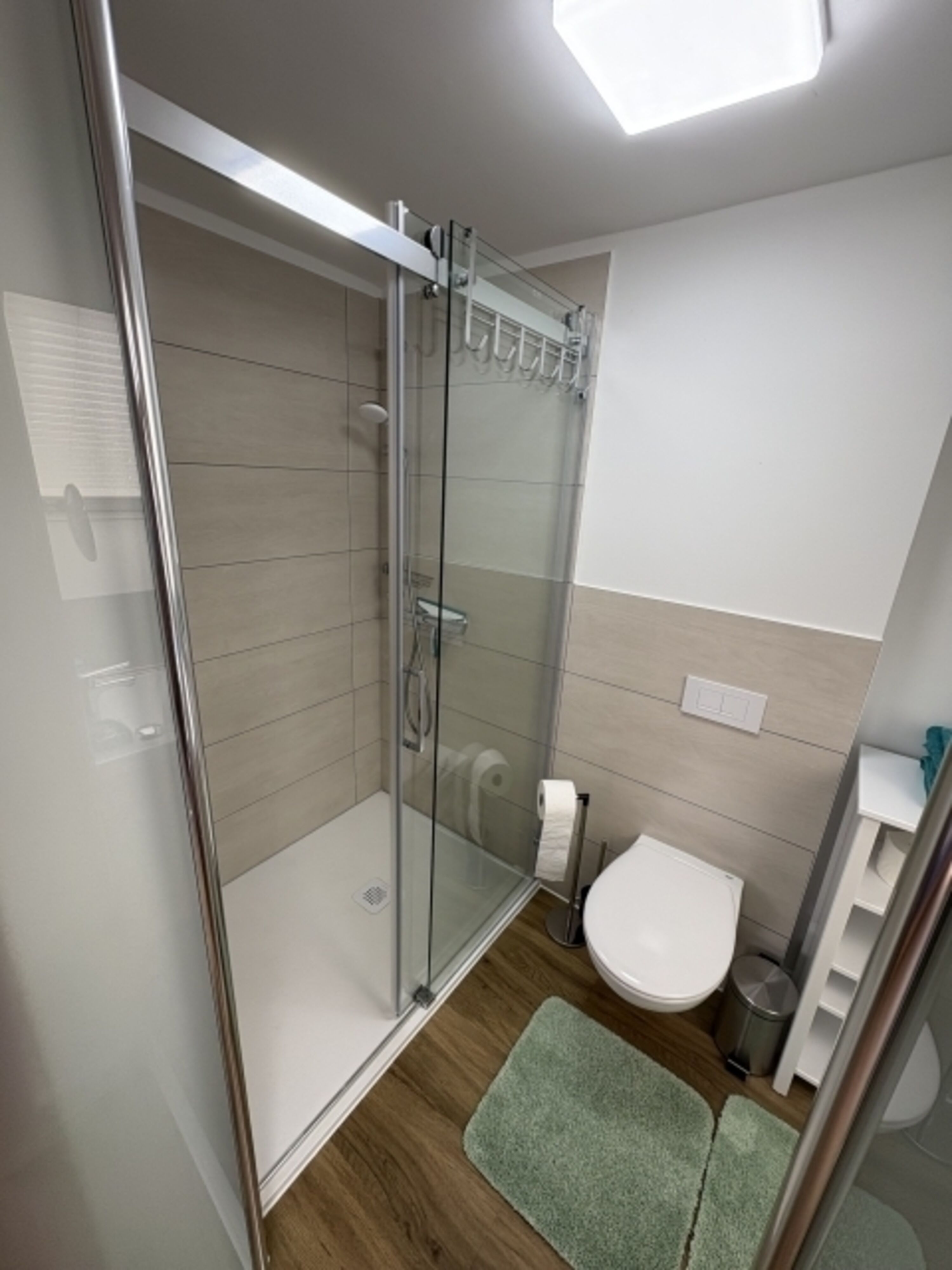 2. Bad en suite Leuchtturm-Zimmer 1. OG