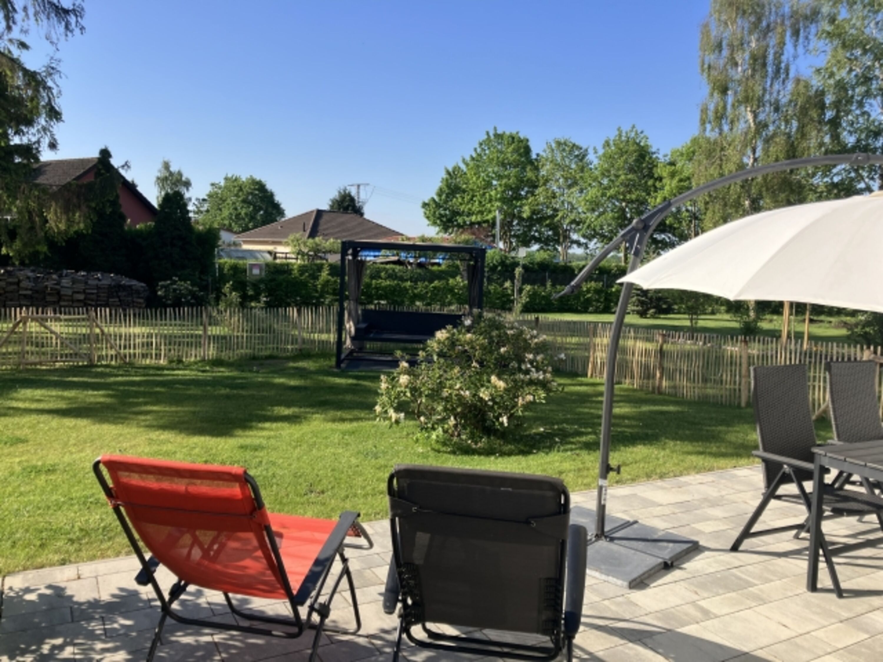 Fewo-Terrasse, Fewo Garten mit Staketenzaun auf 1 m Höhe
