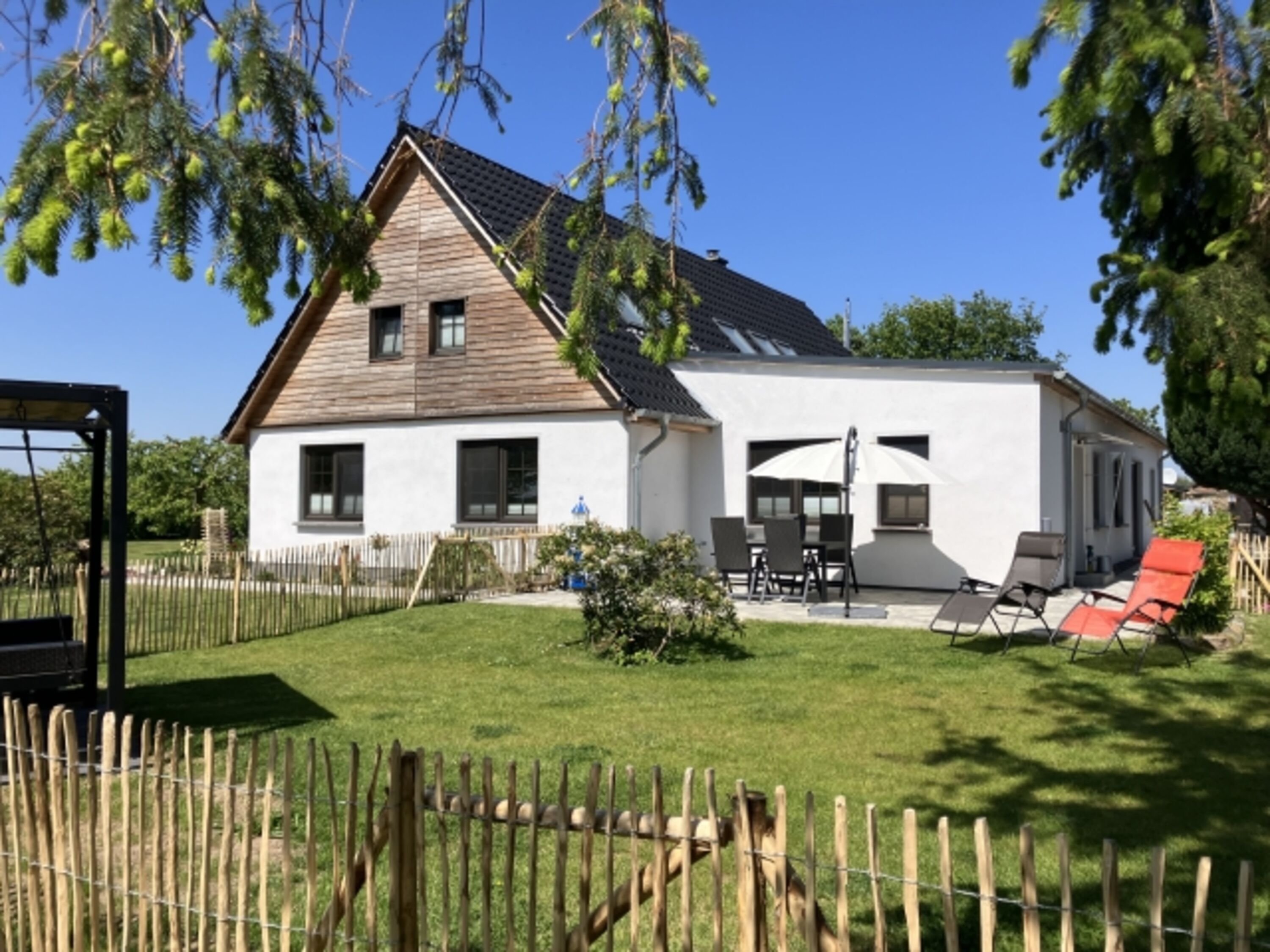 Fewo Garten mit Staketenzaun auf 1 m Höhe