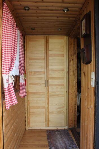 Schrank im Eingangsbereich der Waldhütte