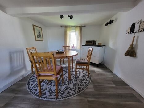 Ihr Esszimmer für mindestens 4 Personen