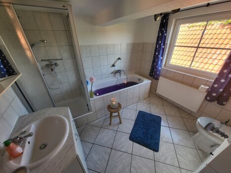 In Ihrem Bad mit Badewanne und Dusche können Sie es sich so richtig gut gehen lassen