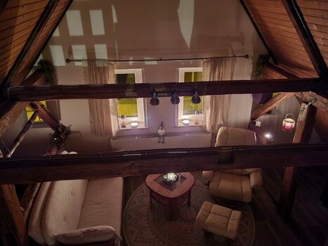 Blick von Ihrem Schlafzimmer 1 auf Ihr Wohnzimmer mit Kerzenschein