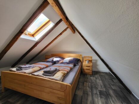 Ganz oben mit 2 Dachfenstern befindet sich Ihr Schlafzimmer 1 (1,80 x 2,00m)