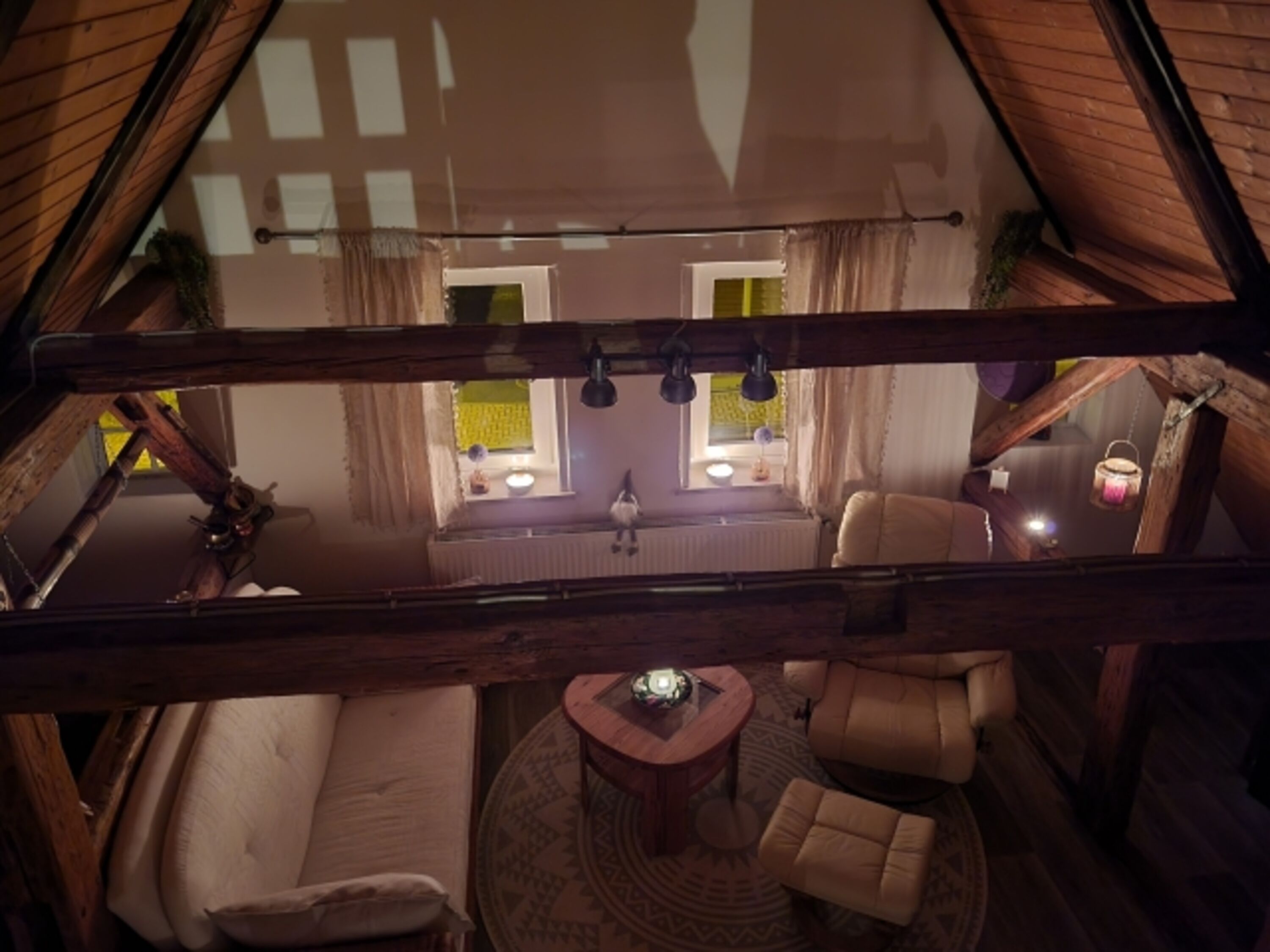 Blick von Ihrem Schlafzimmer 1 auf Ihr Wohnzimmer mit Kerzenschein