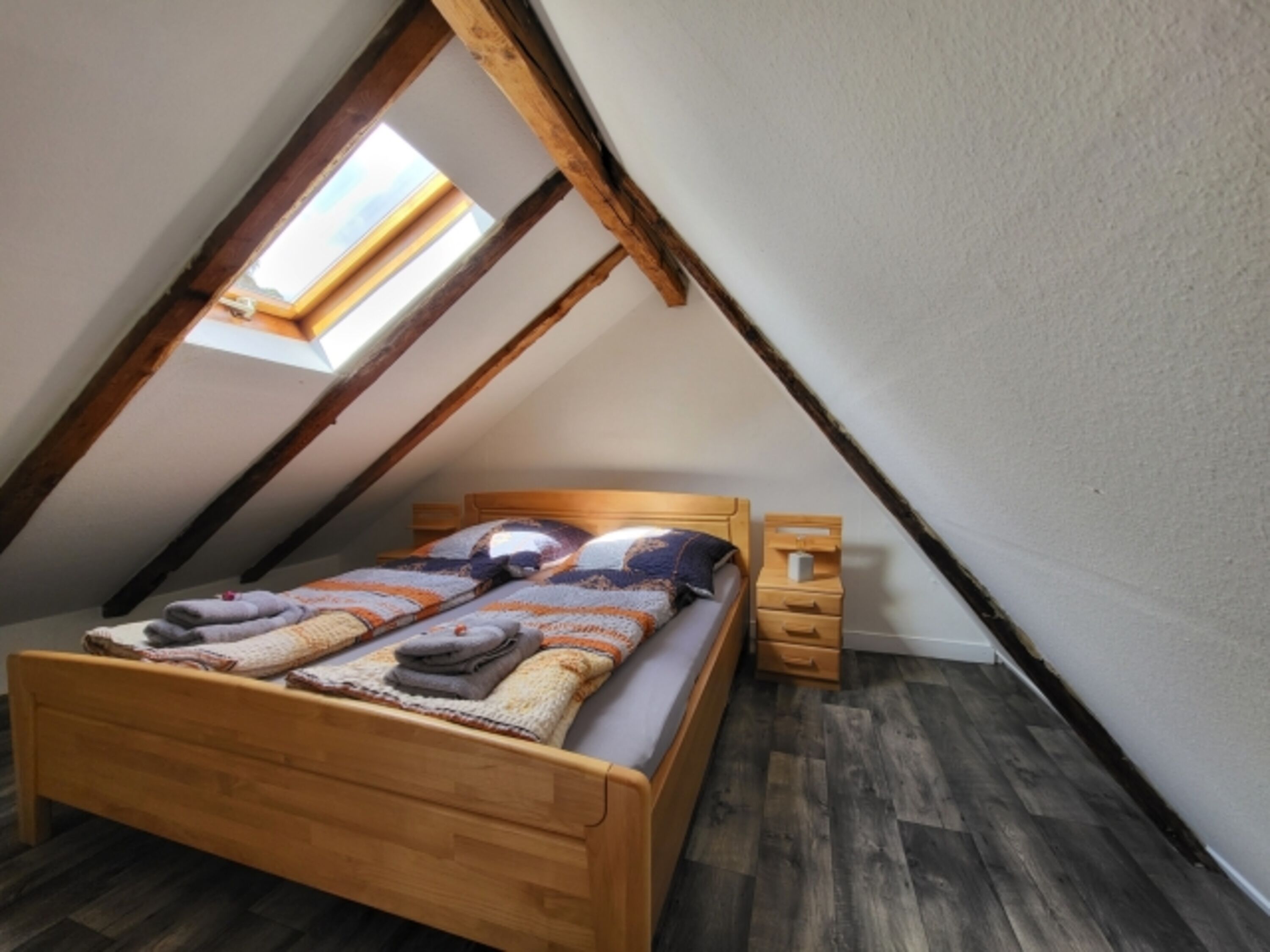 Ganz oben mit 2 Dachfenstern befindet sich Ihr Schlafzimmer 1 (1,80 x 2,00m)