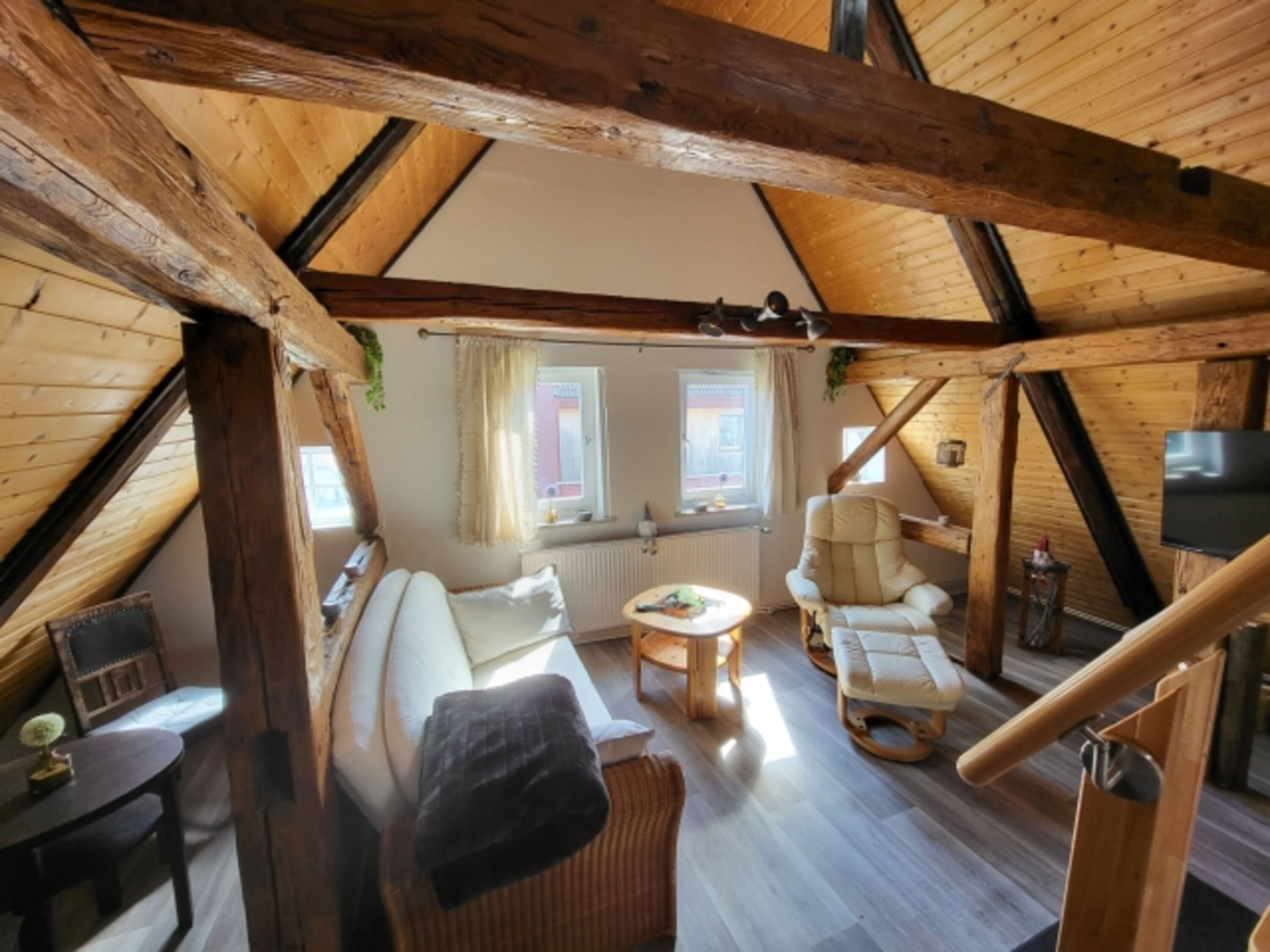 Ihr Wohnzimmer mit Doppelschlafsofa, Smart TV und Kamin (ab Herbst)