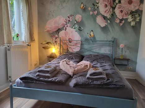 Unser Blumenschlafzimmer mit viel Liebe für Sie eingerichtet