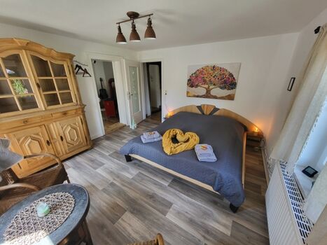 Ihr Schlafzimmer 1 mit großem Bett (1,80 x 2,00)