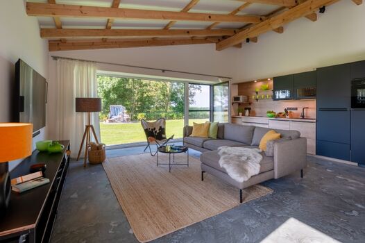 Moderner Wohn- und Essbereich mit hohen Decken