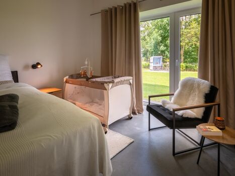 Ein Kinderbett kann auf Anfrage kostenfrei gestellt werden