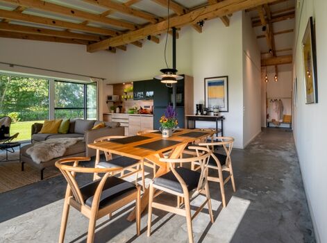 Esstisch im offenen Wohn- und Essbereich