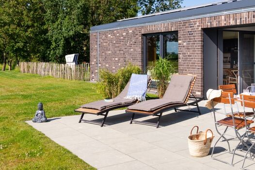 Außenterrasse mit Essbereich und Sonnenliegen