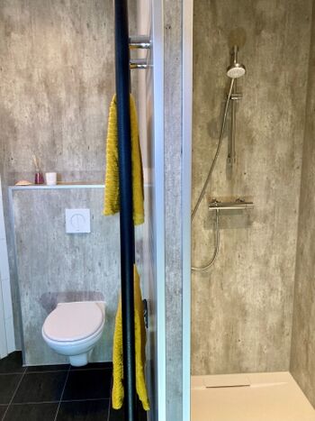 Toilet 2 und douche im Badenzimmer