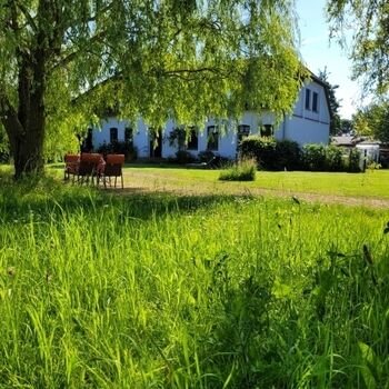 Blick von vorne. In der Mitte die Eingangstür der Ferienwohnung.