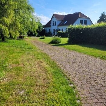 Blick auf das Bauernhaus vom Parkplatz aus 