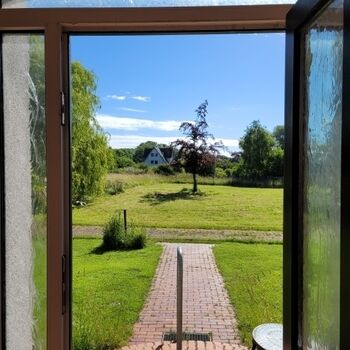 Flur der Ferienwohnung Obelix mit Blick in den Garten
