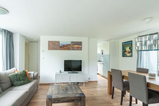 Sitzecke mit SAT-TV mit vielen deutschen Sendern