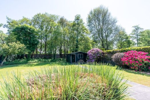 Der große, eingezäunte Garten