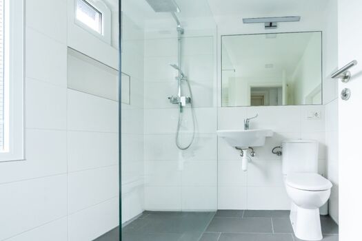 Das moderne Badezimmer mit Regendusche