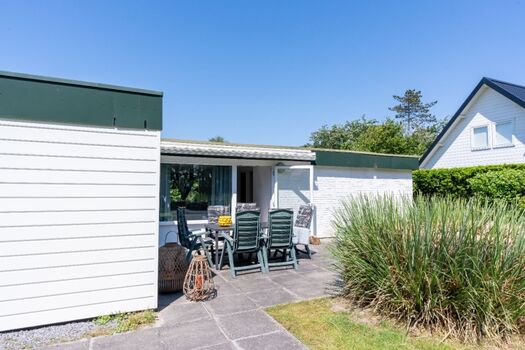 Die sonnige Terrasse mit Gartengruppe