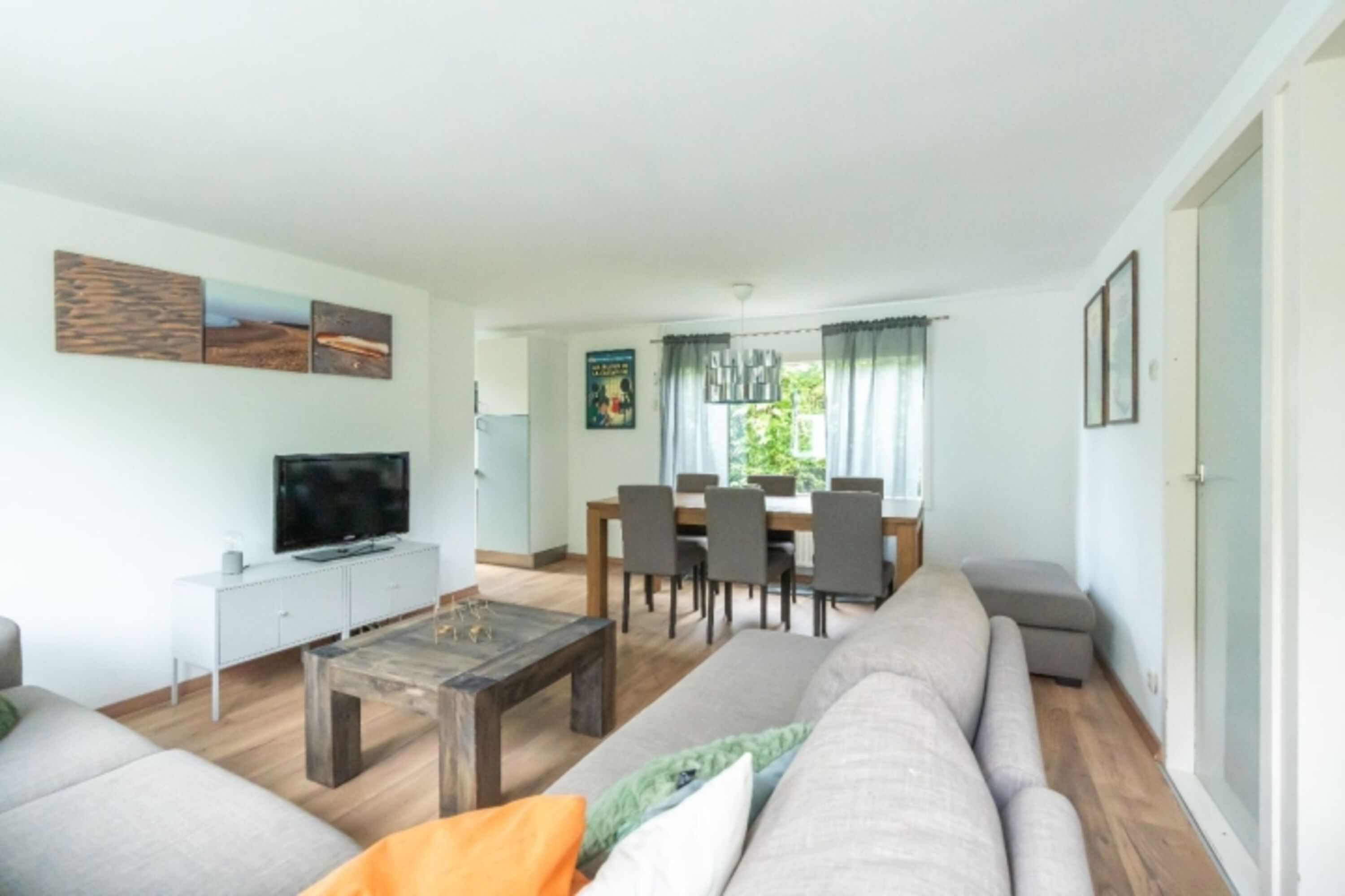 Das helle Wohnzimmer mit Eckcouch