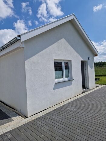 Hausvorderseite mit Parkplatz