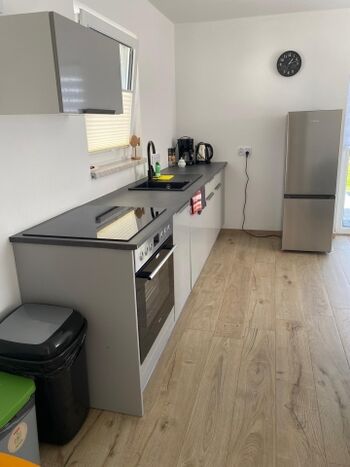 Küche mit Spülmaschine