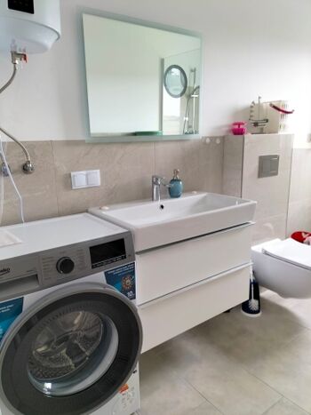 Badezimmer mit Waschmaschine
