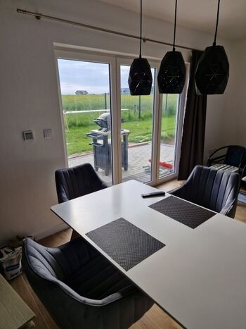 Wohnzimmer mit Blick zur Terrasse