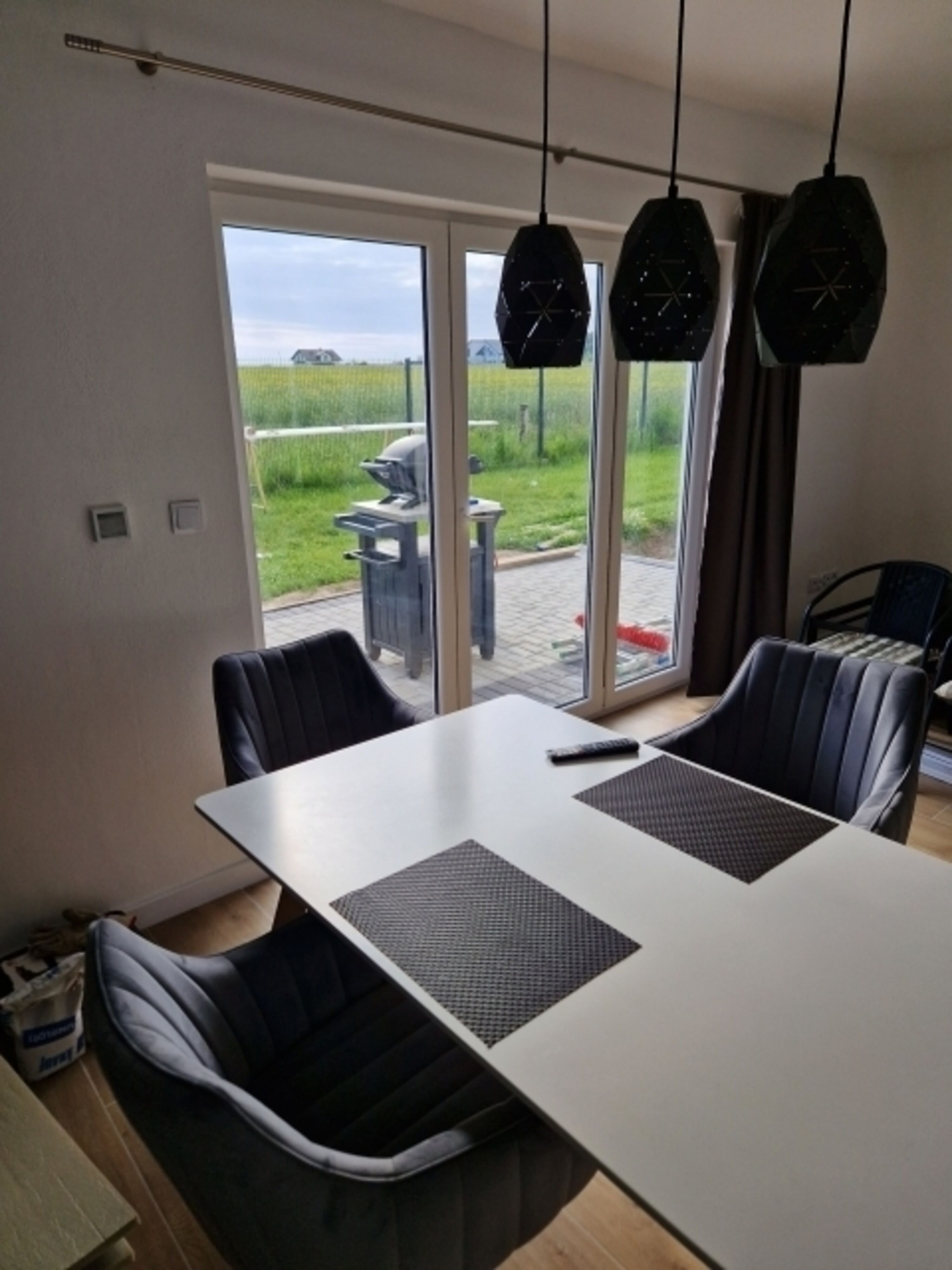Wohnzimmer mit Blick zur Terrasse