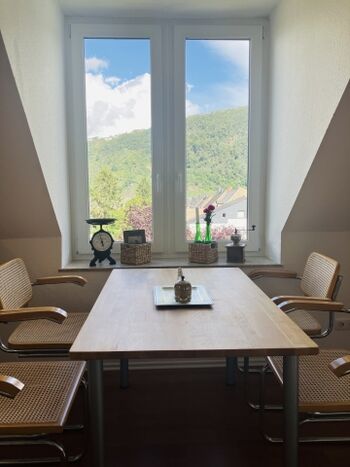 Essbereich mit Blick auf Starkenburg