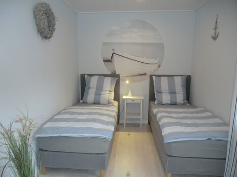 Das 2.Schlafzimmer auch mir TV. Betten zusammen stellbar.