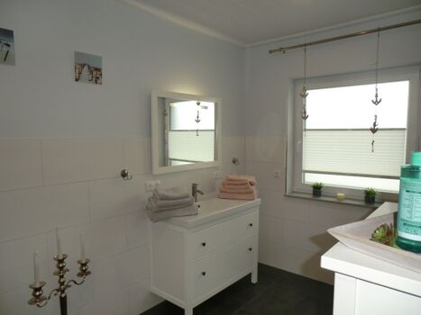 Modernes großes Badezimmer 12qm,  mit Spiegel, Waschbecken und Schrank.