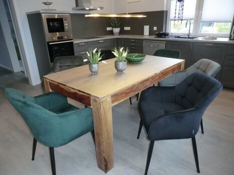 Moderne großzügige Wohnküche mit Essbereich.