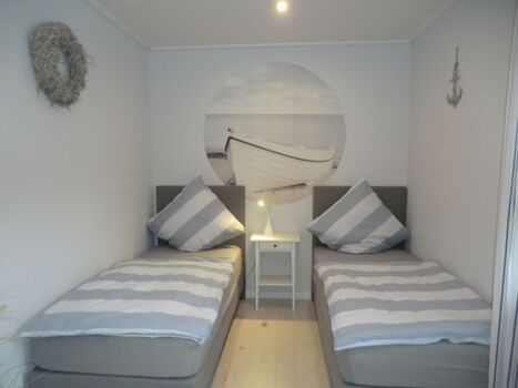 Betten zusammen stellbar.