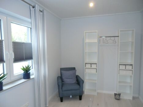 Sitzmöglichkeit und Schrank.