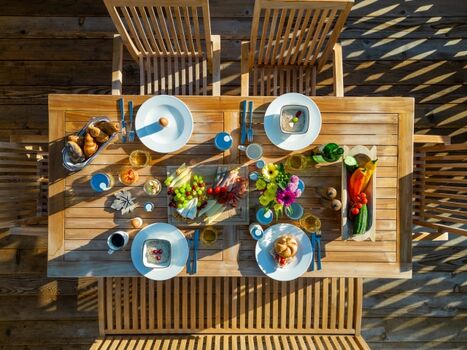 gedeckter Tisch am Balkon