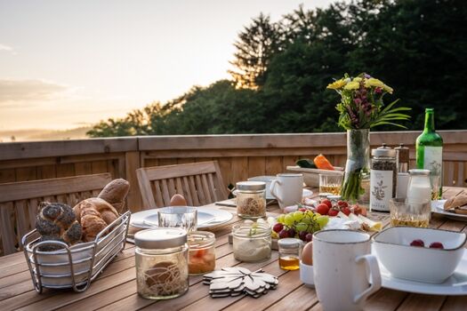 gedeckter Frühstückstisch