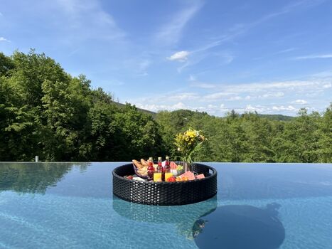 Pool mit Floating Breakfast