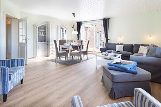 Wohn und Essbereich mit Kamin