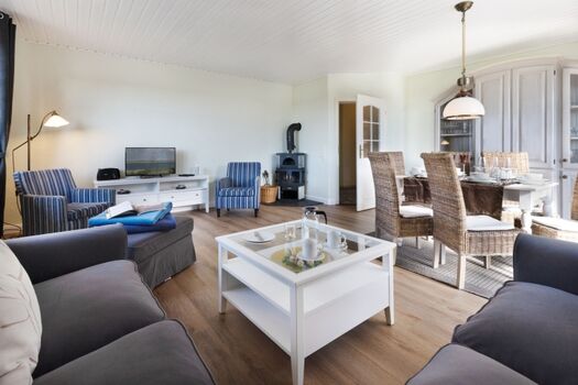 Wohn und Essbereich mit Kamin